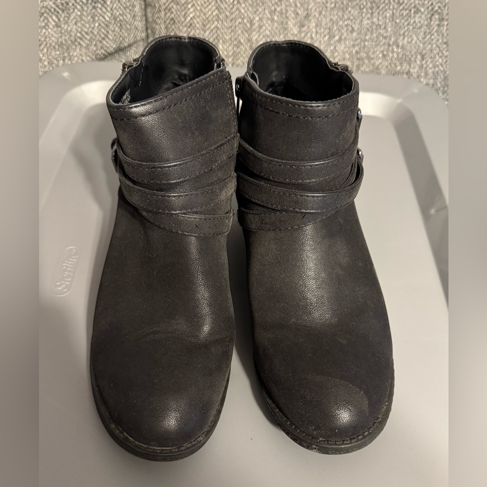 Women's Black Ankle Boots - Picture 3 of 6